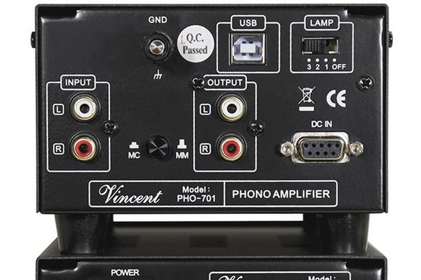 Rückseite des Phono-Moduls mit USB-Ausgang.