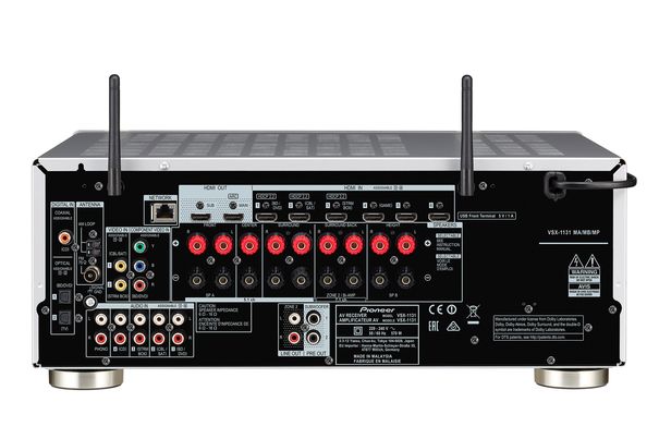 Anschlüsse und satte Leistung: Der Pioneer VSX-1131 kommt mit 160 Watt pro Kanal und sieben HDMI-Eingängen, von denen sich einer an der Frontplatte befindet. So lassen sich auch Gast-Zuspieler schnell und ohne grosses Gefummel integrieren.