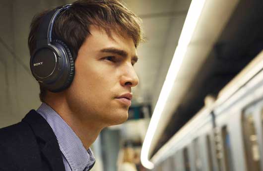 Vier Bluetooth-Kopfhörer von Sony