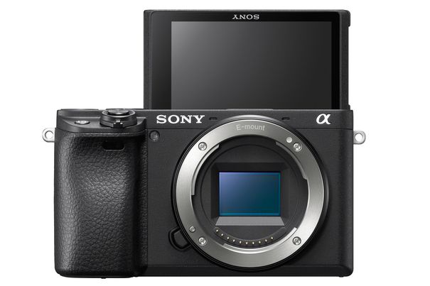 Rasant und treffsicher: Die Sony Alpha 6400 besitzt zurzeit den schnellsten Autofokus bei spiegellosen APS-C-Kameras. Im Bild der Kamera-Monitor in Selfie- und Vlogger-Position.