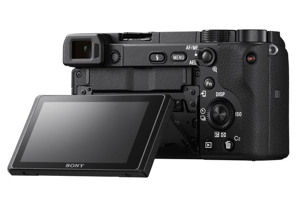 Flexibel: Das Display der Alpha 6400 lässt sich auf- und hochklappen, acht Tasten an der Kamera sind frei belegbar. 
