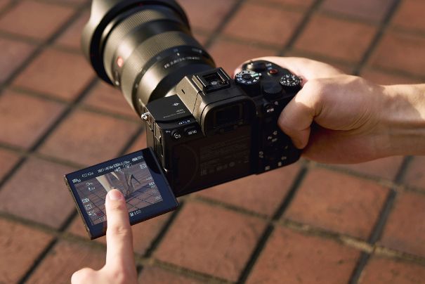Pionierrolle: Die Sony Alpha 7S III ist die erste E-Mount-Kamera der Alpha-Reihe mit einem seitlich ausklappbarem Touchscreen.