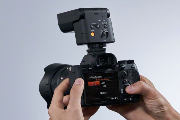 Weniger ist mehr: Das neue Sony-Blitzgerät HVL-F28RM lässt sich dank einem Minimum an Bedienelementen einfach und direkt bedienen (hier auf einer Sony Alpha 7R IV).