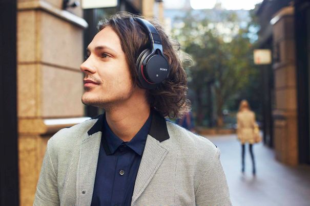 Vier Bluetooth-Kopfhörer von Sony: MDR-1ABT, MDR-ZX770BN, MDR-ZX330BT und MDR-AS600BT 