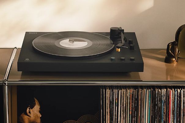 Sony lanciert die vollautomatischen Plattenspieler PS-LX3BT und PS-LX5BT mit Bluetooth-Anbindung.