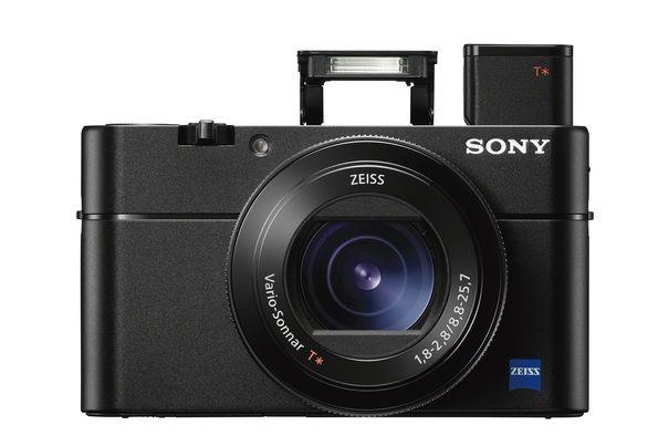 Die neue Sony RX100V mit aufgeklapptem Blitz und ausgefahrenem XGA-OLED-Tru-Finder.