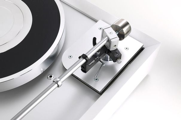 Der Thorens TD 907 im gut gedämpften und steifen Subchassis. 