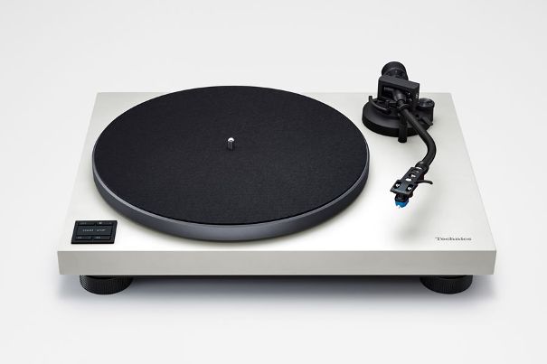 An der High End in Wien zeigt Technics den SL-40CBT neu in Blau und Weiss.