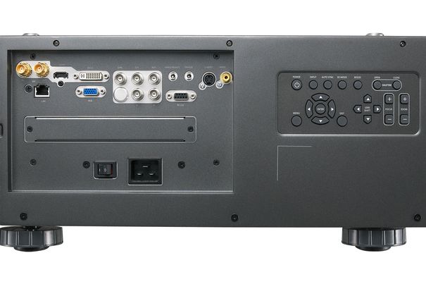 Die beiden Projektoren verfügen über eine Vielzahl verschiedener Anschlussmöglichkeiten, unter anderem HDMI, DVI-D, Component, VGA, HDSDI-In und -Out, RS-232C sowie RJ45.