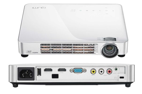 Die Anschlüsse machen den Qumi Q7 zum Begleiter für Tablets, Notebooks, Digitalkameras, Smartphones, Game-Konsolen und Blu-Ray- bzw. DVD-Player und erlauben das Abspielen von Bildern, Filmen, Dokumenten oder Präsentationen.