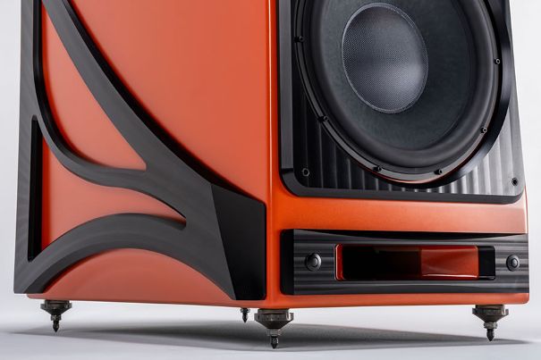 Front-Bass und Reflexöffnung der Autobiography. Per Druckknopf wendet sich der Port. Frontstrahlend nimmt der Schalldruck zwischen 75 und 130 Hertz um bis zu 2 dB zu, darunter leicht ab; rückseitig kehrt sich das Verhältnis um.