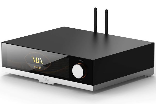 Auf der Rückseite des YBA YM302 sitzt ein Schacht, den sonst Rechenzentren nutzen. Er soll das Netzwerk vom Streamer fernhalten.
