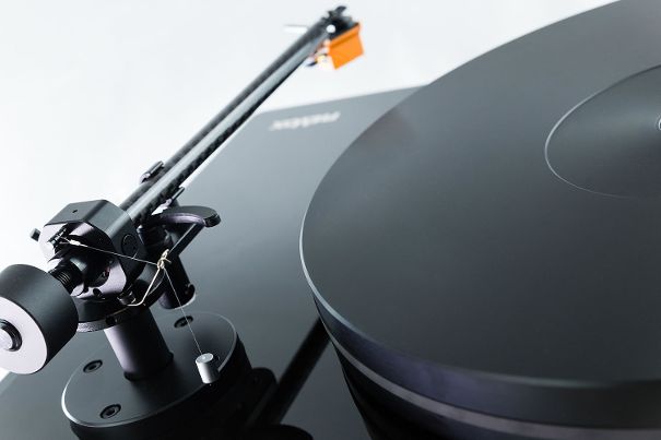 Der Studiomaster T700 Turntable ist ein High-End-Plattenspieler mit einem einzigartigen, integrierten MC-Phono-Vorverstärker.