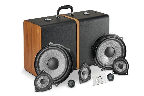 Das mit dem Porsche 911 kompatible Set besteht aus 2 Hochtönern, 3 Mitteltönern und 2 Tieftontreibern.