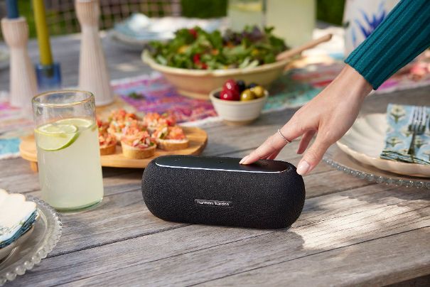 Der portable Bluetooth-Lautsprecher Harman Kardon Luna bietet sich als perfekter Begleiter an – überall, wo es Spass macht.
