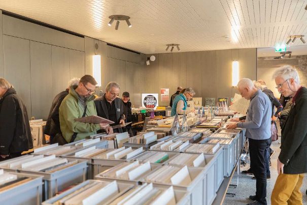 Die AAA präsentiert sich im «Analog Bistro» im Stile der Jazz-Kissas und zeigt Vintage-Audio-Perlen rund um ein paar Altec-Hornlautsprecher «Voice of the Theatre». Wie jedes Jahr lädt die Vinyl-Börse zum Stöbern ein.