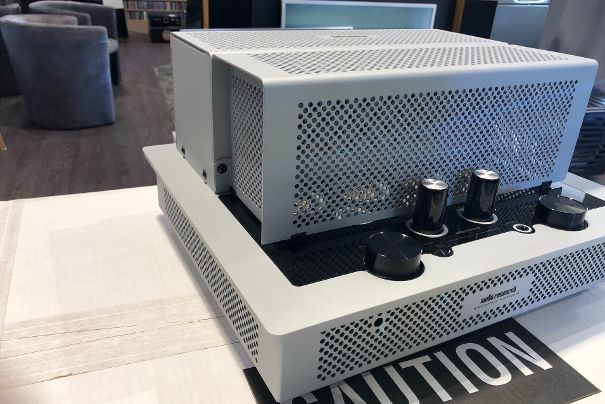 Der brandneue Vollverstärker Audio Research i50, lieferbar in 6 Farben, hier im «Audio Research Silber», spielt gross auf.