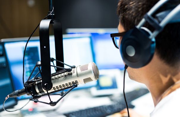 Nicht immer muss ein Podcast in einem professionellen Studio aufgenommen werden. Zur Wahrung der Qualität sollte dem Equipment aber ebenso viel Aufmerksamkeit zuteilwerden wie den Inhalten. Quelle: fotolia.com © zhudifeng (#131421553).