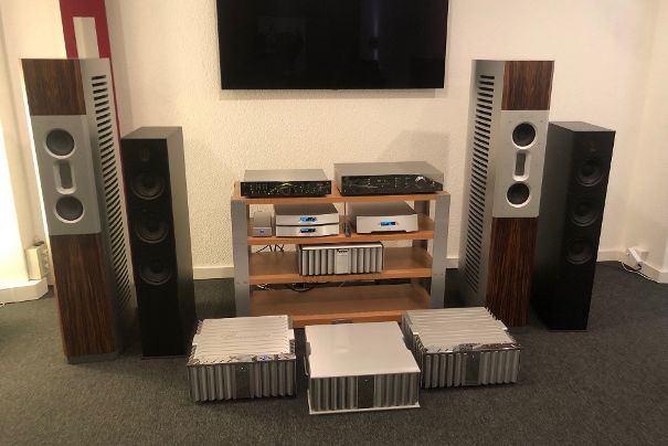 Bei HiFi Studio Sulzer an der Aemtlerstrasse 44 in Zürich findet sich ein grosses Angebot an Elektronik-Komponenten und Lautsprechern von Burmester. Generell sind alle relevanten Burmester-Produkte und Produktelinien in der Schweiz verfügbar.