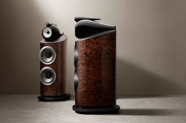 Die 801 D4 Signature in einem California-Burl-Gloss-Holzfurnier mit passendem schwarzem Connolly-Leder.