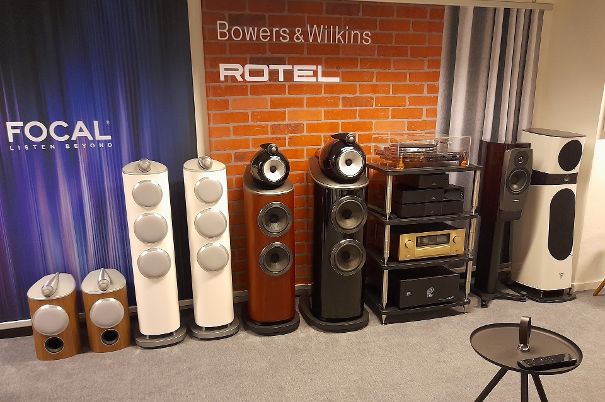 In Reih und Glied: Die Modelle der neuen Serie 800 D4 von Bowers & Wilkins stehen im Showroom bei Dietiker & Humbel zur Hörprobe bereit.