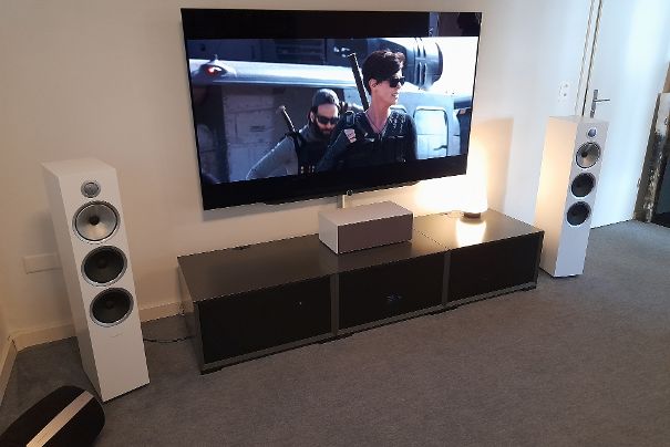 Mit Loewe, Metz und Panasonic hat Dietiker & Humbel ausgesuchte, hochwertige TV-Marken im Programm. Dazu passend: Heimkino-Lautsprecher der Spitzenklasse von Bowers & Wilkins.