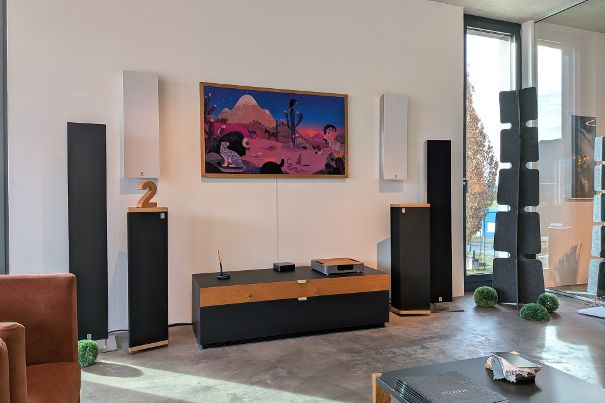 Die Sonox Lautsprechersäulen ermöglichen eine Platzierung direkt vor der Wand oder an der Wand.