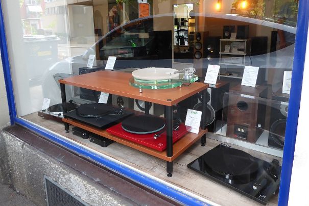 Ein Herz für Vinyl: Dass HiFi Studio Sulzer eine gute Adresse für Analog-Liebhaber ist, sieht man schon am Schaufenster. Mit Marken wie Clearaudio, Rega und Thorens ist man bei Plattenspielern breit aufgestellt.