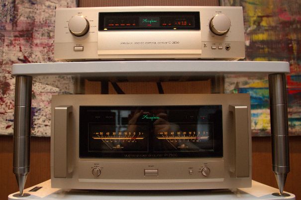 Accuphase-Vorstufe C-2450 und Stereo-Endstufe P-7500.