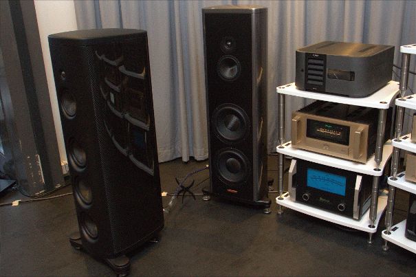 Links die Magico M3 und in der Mitte die Magico S5, rechts hochwertige Elektronik von Accuphase, Classé Audio und McIntosh.