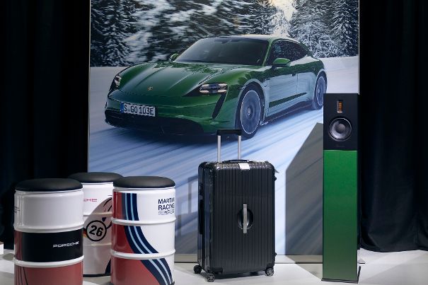 In einem speziellen Showcase präsentierte Burmester diverse individuelle Designvarianten – wie etwa hier die Version eines Burmester-Lautsprechers in Porsche-Grün.