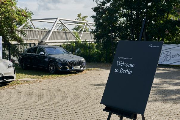 Im September öffneten Burmester Audiosysteme an der lauschigen Wilhelm-Kabus-Strasse in Berlin-Schöneberg die Türen für den Besuch der internationalen Fachpresse. Vor dem Haus: Porsche- und Maybach-Automobile mit Burmester-Car-Audio-Ausstattung.