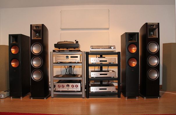 Klang der Neuzeit: Klipsch P-38F (rechts) Reference RF 82II. Elektronik: Vincent 400 er Linie mit Tuner, Verstärker und CD Spieler. Lautsprecherkabel Artkustik
