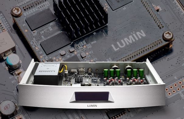 Absolutes Hightech in einem aus dem Vollen gefrästen Aluminiumgehäuse: Der Streamer/DAC Lumin T3 zeigt einen High-End-Bilderbuch-Aufbau.