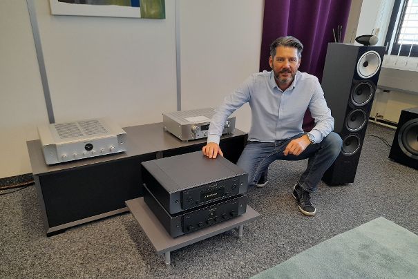 Besonders glücklich ist Marc Staubli über die vernetzten Marantz-Produkte der Spitzenklasse wie den neuen Vollverstärker Model 40n mit integriertem HEOS-Streaming.