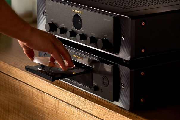 Model 50 von Marantz ist ein klassischer Vollverstärker ohne Digitalbord. Als Ergänzung ist der Streaming-CD-Spieler CD 50 erhältlich. Zusammen bilden sie ein audiophiles Dream-Team.