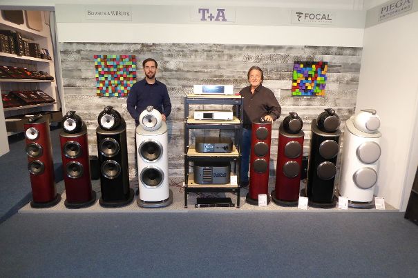 Stefano und Ulrich Müller sind stolz darauf, das komplette Standboxen-Line-up aus der Serie 800 D4 von Bowers & Wilkins vorführbereit im Ladengeschäft in Brugg zu haben.