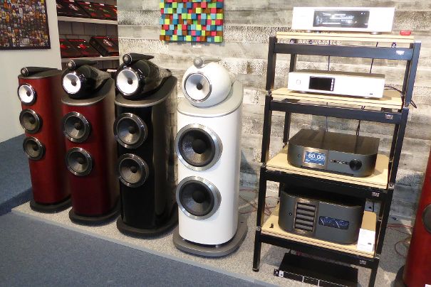 Präsentiert werden im grössten Showroom der Schweiz auch audiophile Pre­zi­o­sen wie die Bowers & Wilkins 800-Serie angetrieben Classé Verstärkern aus Kanada.