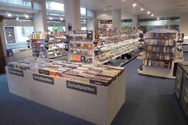 Musikalischer Empfang: Betritt man das Ladengeschäft an der Hauptstr. 8 in Brugg, begrüsst einen ein ausgesuchtes Sortiment an Tonträgern, CDs und Schallplatten.