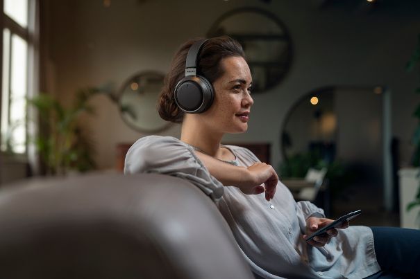 Ideal für unterwegs und für zuhause: Der True-Wireless-Kopfhörer Philips Fidelio L3 bewährt sich dank aktivem Noise Cancelling.