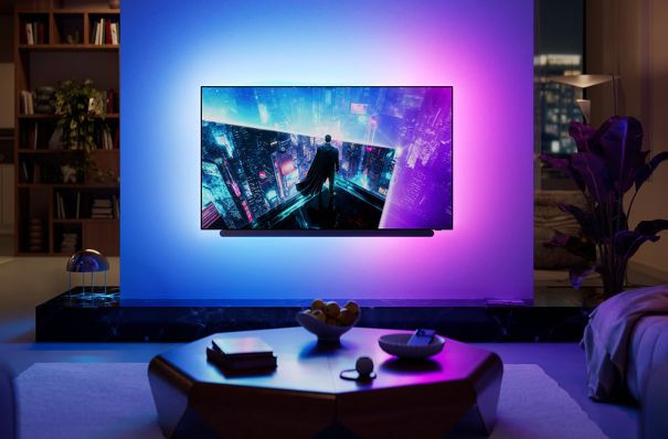 Der OLED+911 unterscheidet sich vom 951 durch das integrierte 81-Watt-3.1-Soundsystem von Bowers & Wilkins. Es füllt den Raum ohne separate Soundbar. Das vierseitige Ambilight vergrössert das Bild.