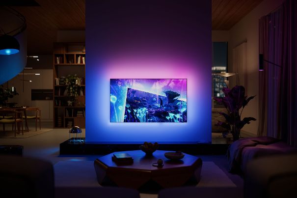 Der OLED+951 ist das Bild-Flaggschiff der Reihe. Dual-Engine-P5-Prozessor, bis zu 4500 Nits und Dolby Vision 2 Max. Das schlanke Gehäuse fügt sich dezent ins Wohnzimmer ein.