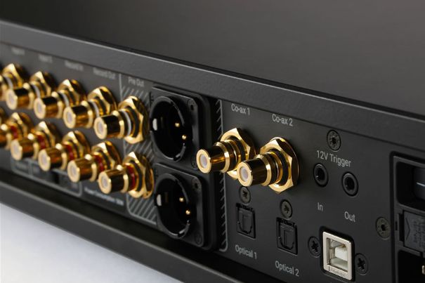 Umfangreiche Anschlussmöglichkeiten für analoge und digitale Quellen.