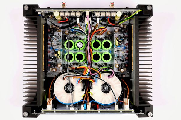 Lediglich ICEL-Polypropylen-Kondensatoren, nichtinduktive Widerstände und Relais werden im Signalweg verwendet.