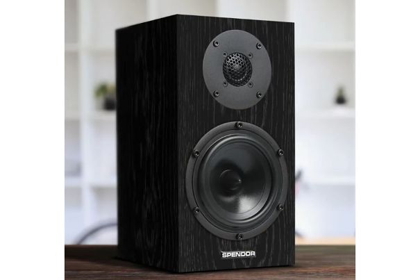 Die Spendor Kompaktbox A1.2 arbeitet als geschlossenes Zweiwege-System mit 15-Zentimeter-Tiefmitteltöner und 22-Millimeter-Hochtöner. Bei 308 × 165 × 186 Millimetern und 4,8 Kilogramm eignet sie sich für kleinere Räume.