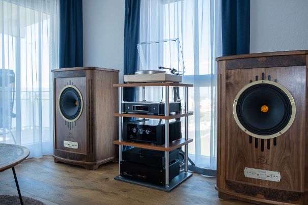 Tannoy Canterbury aus der Prestige-Serie des schottischen Traditionsherstellers. Man muss sie einfach anfassen ...