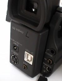 USB, DV Ein- und Ausgang (IEEE 1394 kompatibel), sowie DPOF-Schnittstelle sichern die Verbindung.