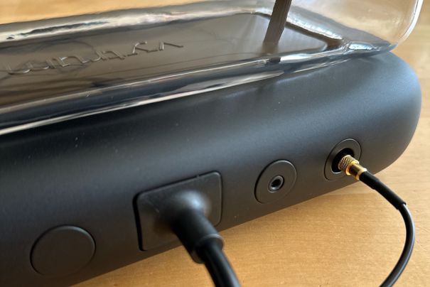 Eingepasstes Stromkabel, analoger Mini-Klinkeneingang und Kabel zur DAB-Antenne.