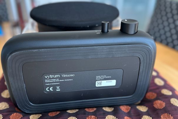 Der gummierte Sockel schluckt nicht alle Vibrationen.