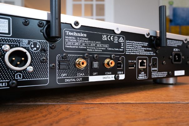 Digitaleingänge rechts von der Mitte: USB-B, SPDIF COAX und Toslink. Digitalausgänge links von der Mitte: SPDIF, COAX und Toslink. Die WiFi-Antennen sind kurz und einklappbar.